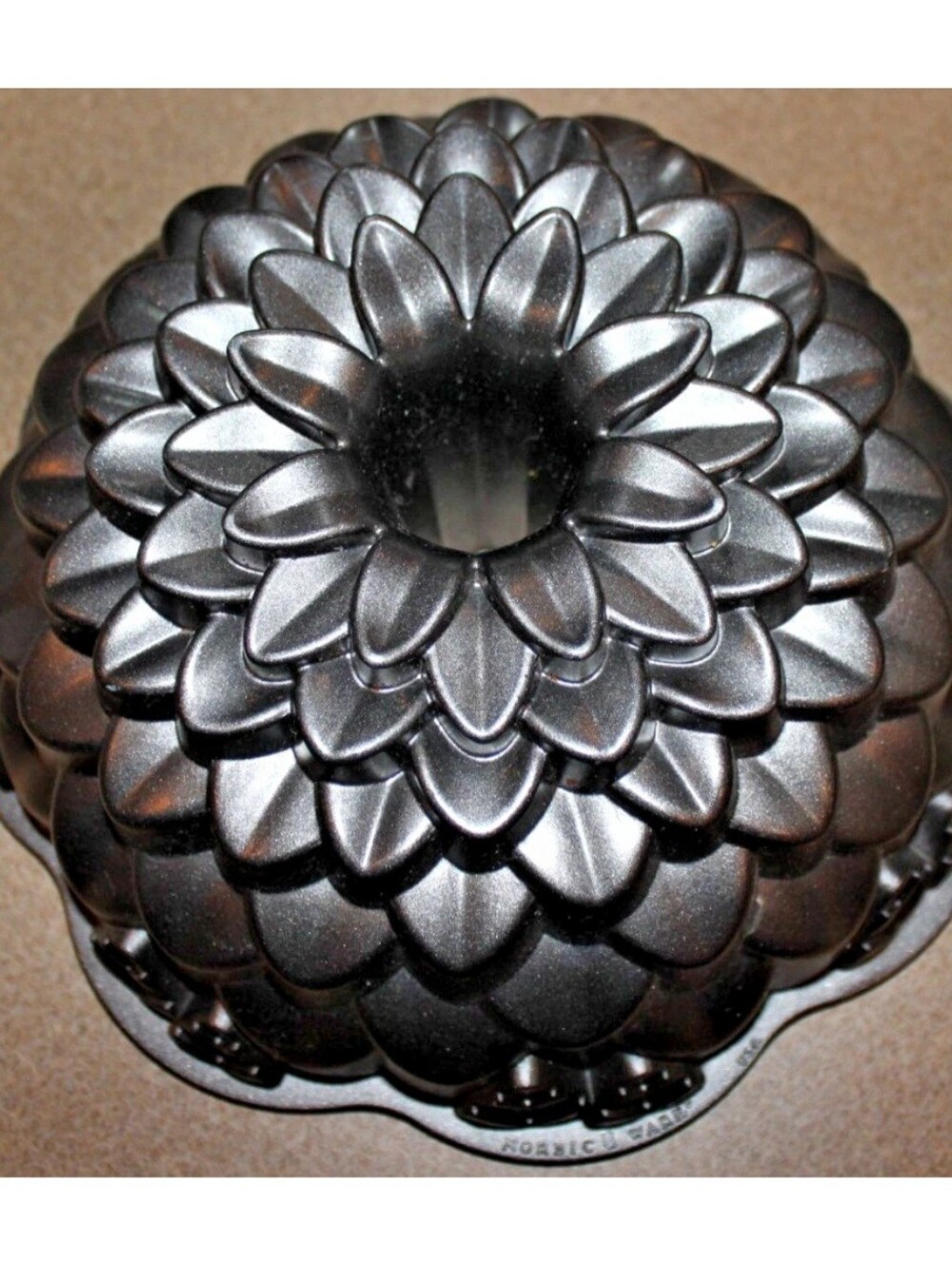 Chrysanthemum Flower 10 Cup Non-Stick Nordic Ware USA Bundt Pan Cake Mold GUC